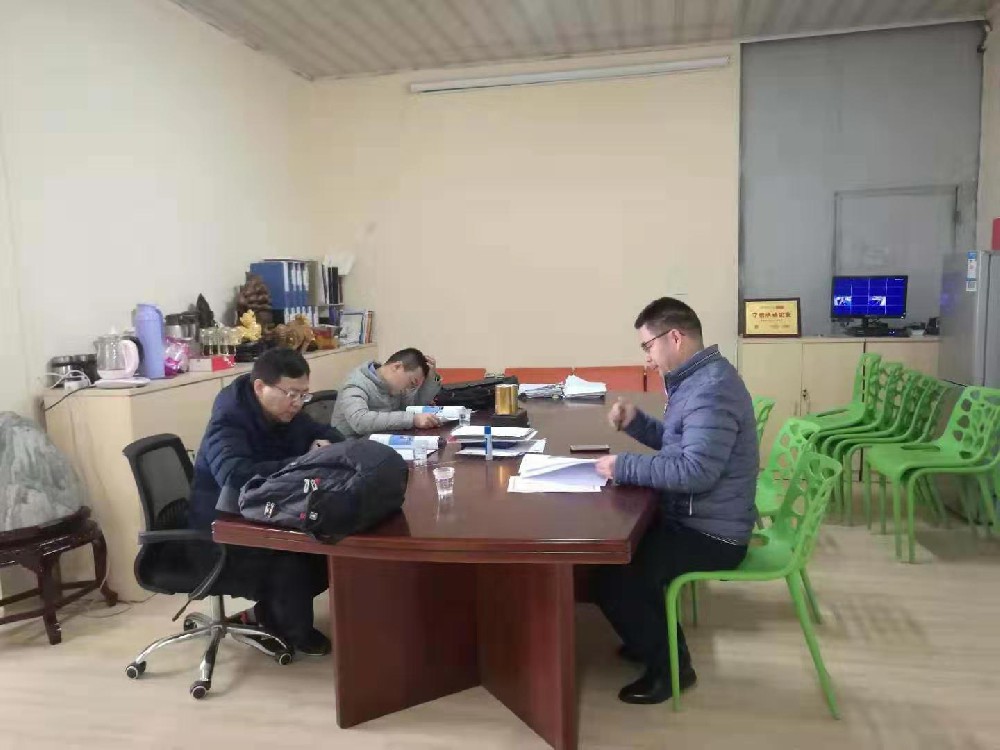 山東京博集團(tuán)研究院中心實(shí)驗(yàn)室張杰主任到魯米星定制加工玻璃管反應(yīng)釜。